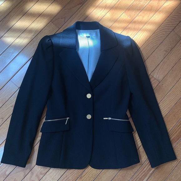 Beautiful suit - Picture 3 of 13